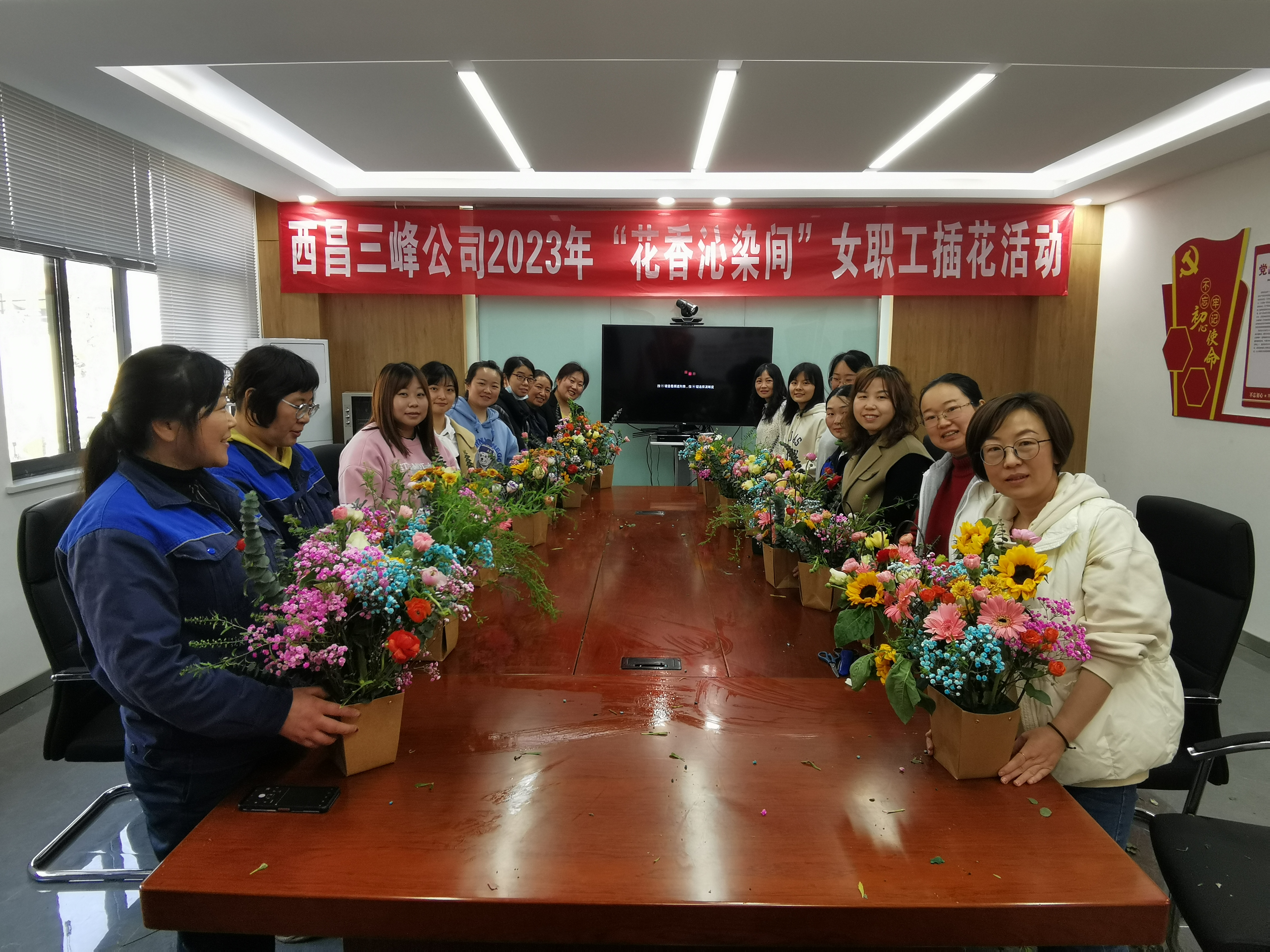 3月7日，四川西昌公司開(kāi)展“花香沁染間”插花活動(dòng)。.jpg