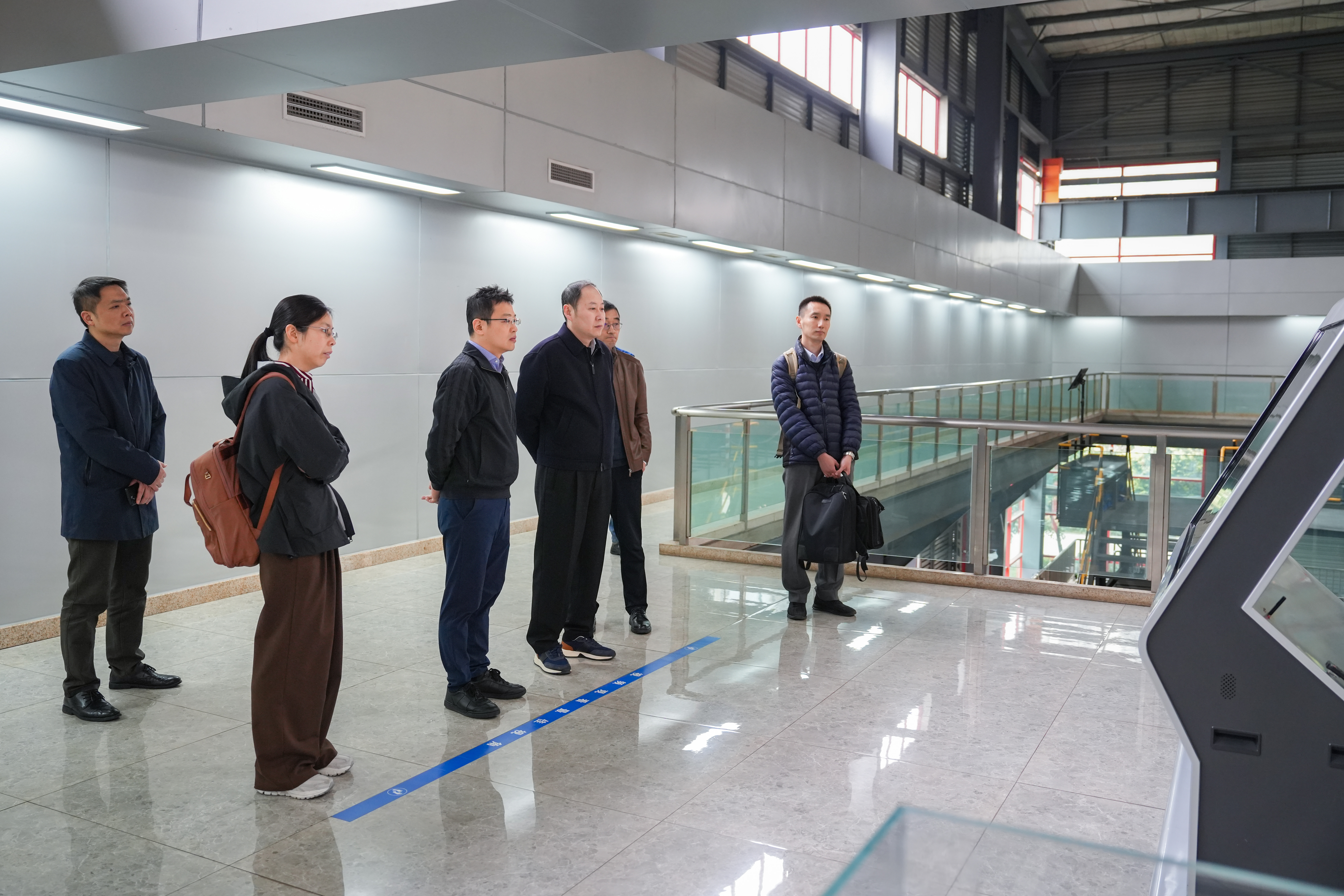 中信環(huán)境黨委委員、副總經(jīng)理王松一行到三峰環(huán)境集團(tuán)考察交流